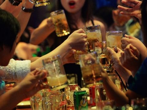 Bloomberg: Luật cấm uống rượu bia khi lái xe đang ảnh hưởng đến ...